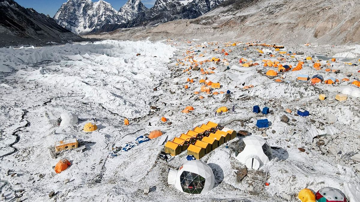 Nepál přesune základní tábor na Mount Everestu. Ledovec taje